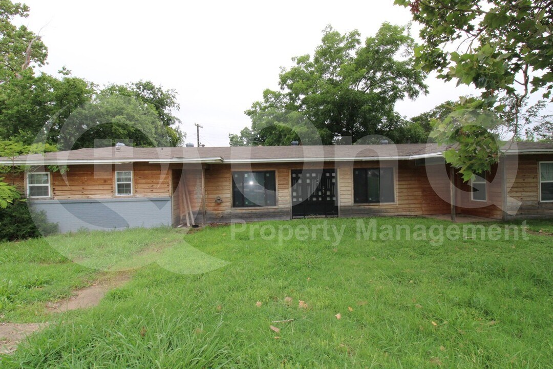 17 MacArthur Dr in Denison, TX - Building Photo