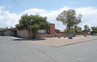 Desert Winds Apartments in Tucson, AZ - Building Photo - Building Photo