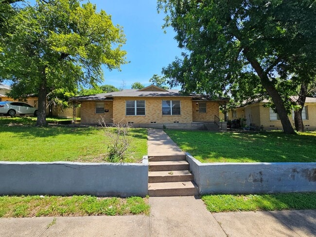 property at 912 Harlandale Ave