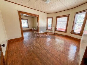 933 E 5th Ave in Mitchell, SD - Foto de edificio - Building Photo