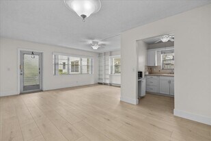 142 Kent St in Haverhill, FL - Building Photo