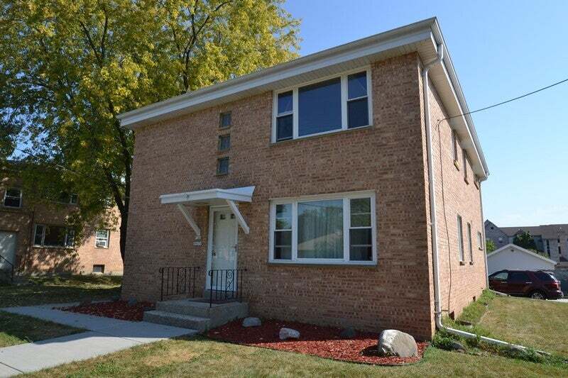 W166N9074 Grand Ave, Unit 2 in Menomonee Falls, WI - Foto de edificio