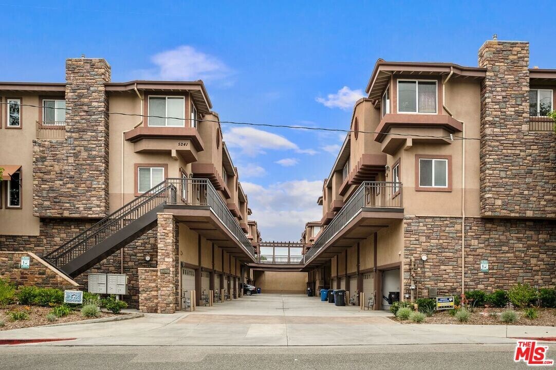 5241 Colodny Dr in Agoura Hills, CA - Foto de edificio