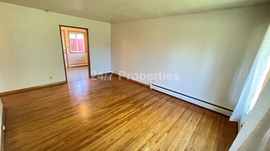 6606 NE Hassalo St in Portland, OR - Foto de edificio - Building Photo