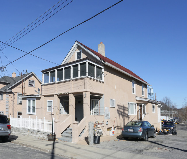 44 Grove St in Glen Cove, NY - Building Photo - Building Photo