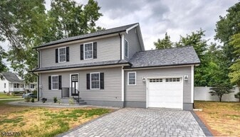 800 Drake Ave in Middlesex, NJ - Building Photo