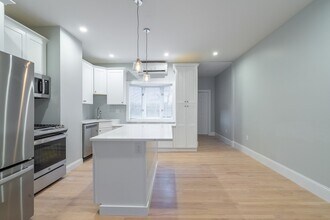 60 6th St, Unit 1 in Cambridge, MA - Foto de edificio - Building Photo