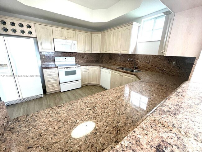 17415 NW 75th Pl in Hialeah, FL - Building Photo - Building Photo