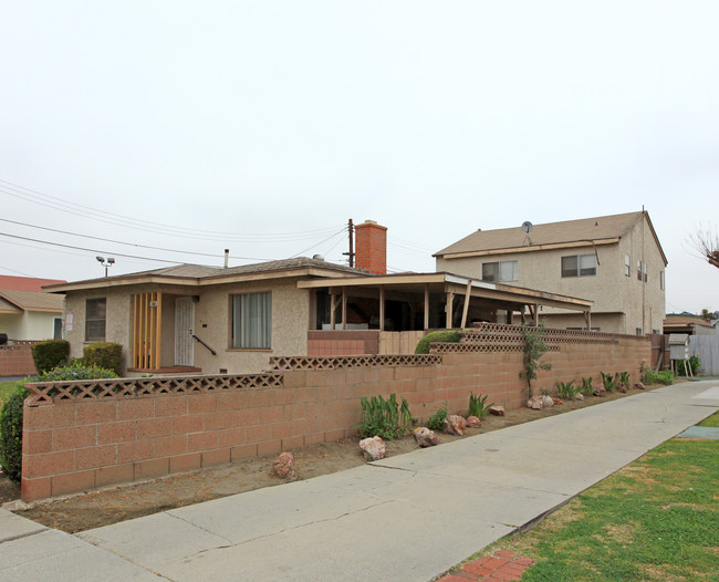 9719-9723 Beach St in Bellflower, CA - Building Photo - Building Photo