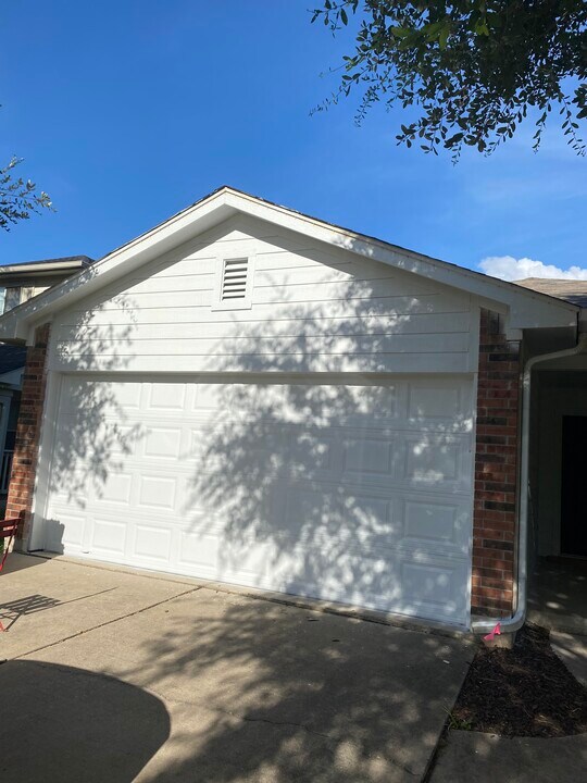 108 Fistral Dr in Hutto, TX - Building Photo