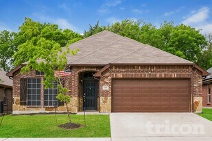 313 Lucky Landing Dr in Wilmer, TX - Building Photo