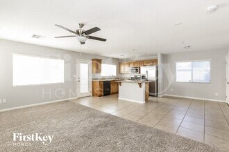 10716 Medford Oaks Ct in Las Vegas, NV - Building Photo - Building Photo