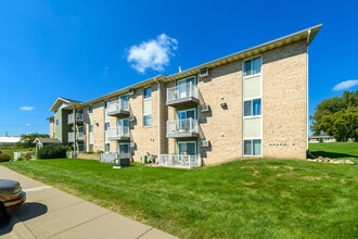 Seven Pines Apartments in Forest Lake, MN - Foto de edificio - Building Photo