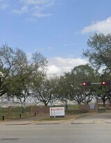 8 Bayvilla Dr in Baytown, TX - Building Photo