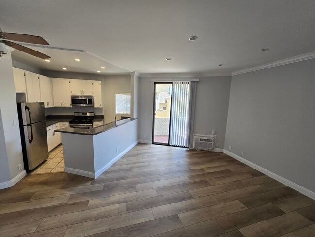 2107 N Beachwood Dr, Unit 208 in Los Angeles, CA - Building Photo - Building Photo