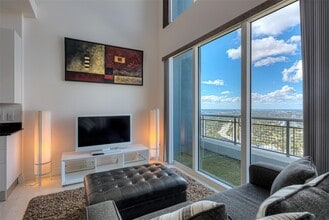 60 SW 13th St, Unit 4211 in Miami, FL - Foto de edificio - Building Photo