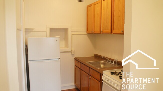 2539 N Sawyer Ave, Unit 207 in Chicago, IL - Building Photo - Building Photo