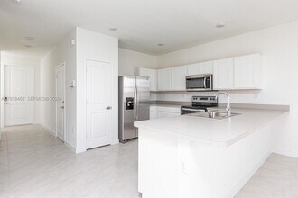 1780 SE 9th Ave in Florida City, FL - Building Photo - Building Photo