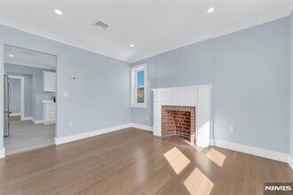 229 Columbia Ave in Cliffside Park, NJ - Foto de edificio - Building Photo