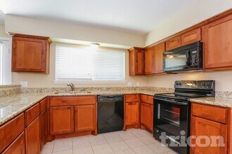 7318 Foxway Ln in Humble, TX - Foto de edificio - Building Photo