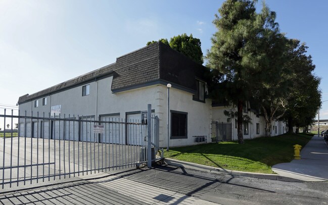 Oakwood Park Apartments in San Bernardino, CA - Building Photo - Building Photo