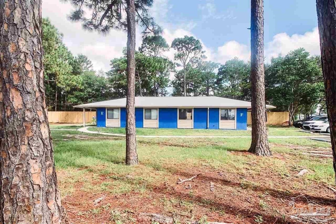 1925 Esplanade St in Navarre, FL - Foto de edificio