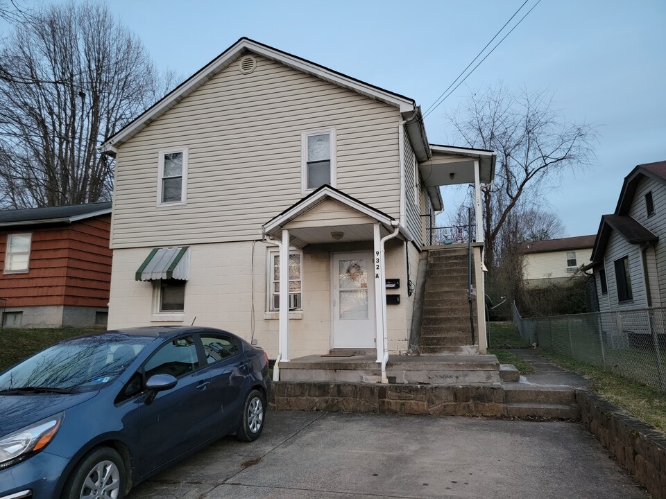 932 Meadow Dr, Unit B in Charleston, WV - Foto de edificio