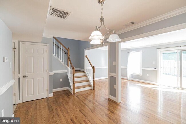 14081 Fallbrook Ln in Woodbridge, VA - Foto de edificio - Building Photo