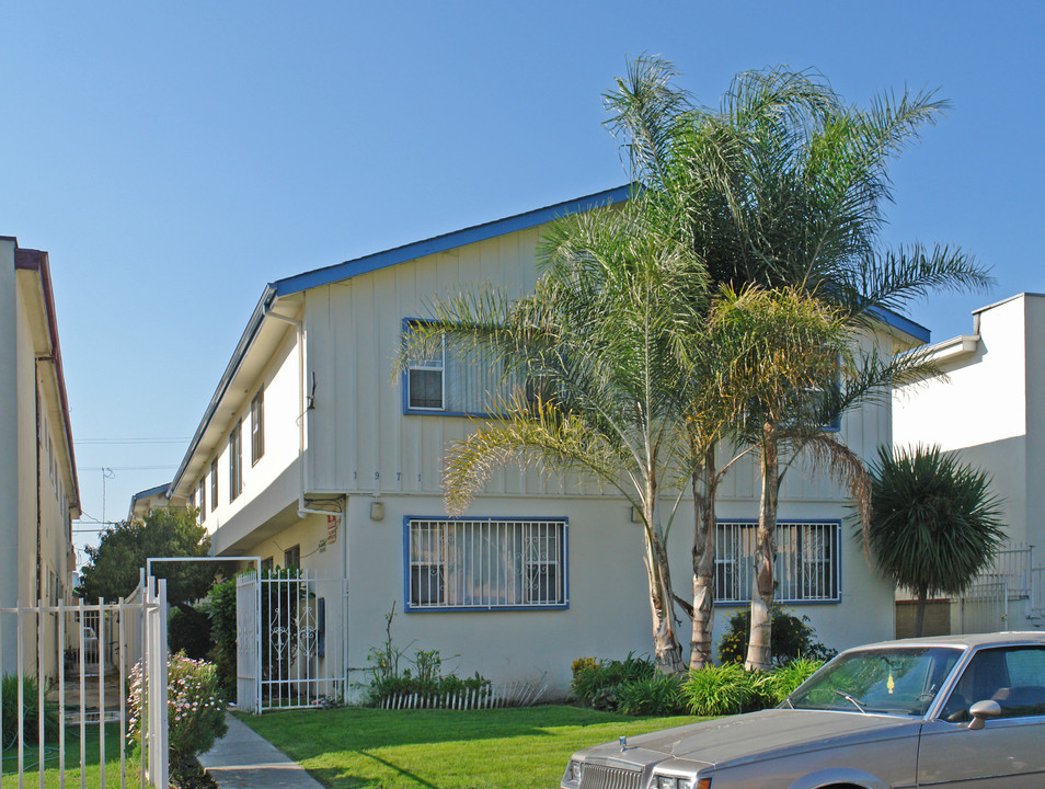 1971 S Garth Ave in Los Angeles, CA - Building Photo