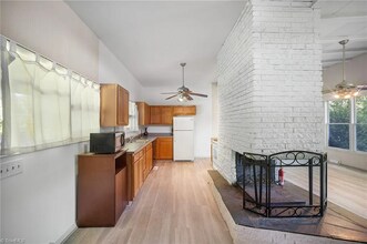 701 Locust Pl, Unit Locust in High Point, NC - Foto de edificio - Building Photo