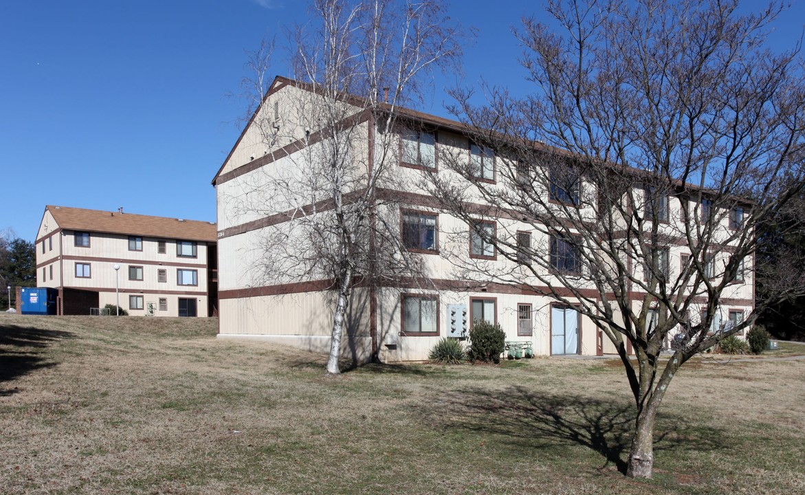 Lee Hy Manor in Roanoke, VA - Building Photo