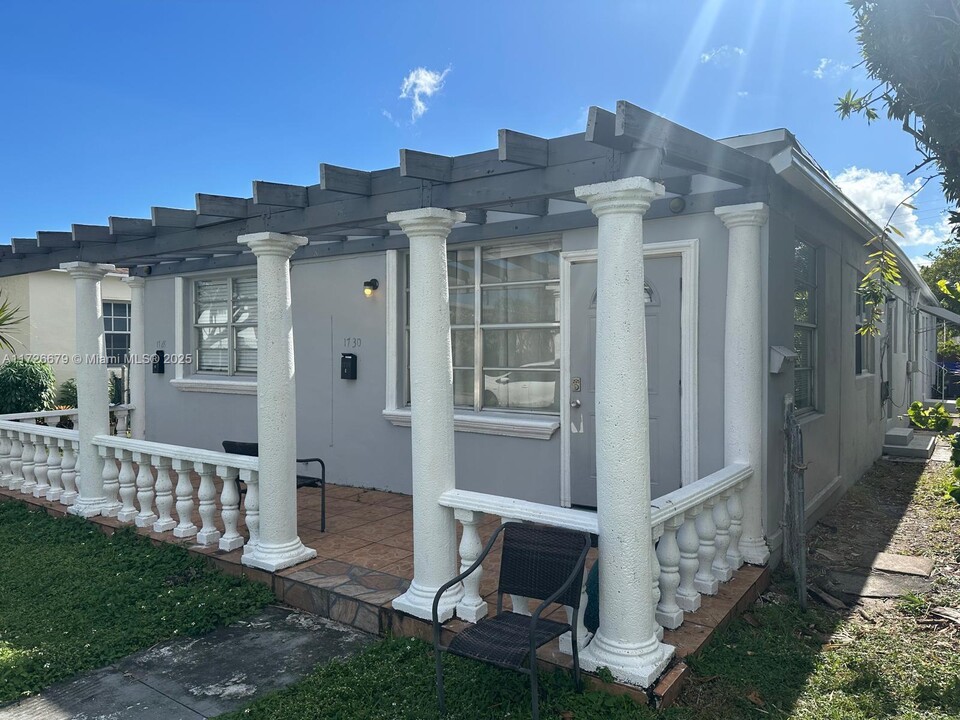 1728 Rodman St in Hollywood, FL - Building Photo