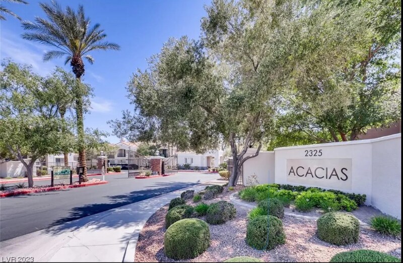 2325 Windmill Pkwy in Henderson, NV - Building Photo