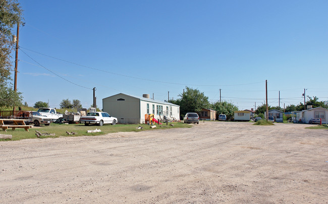 S and S Mobile Home Park in El Paso, TX - Foto de edificio - Building Photo