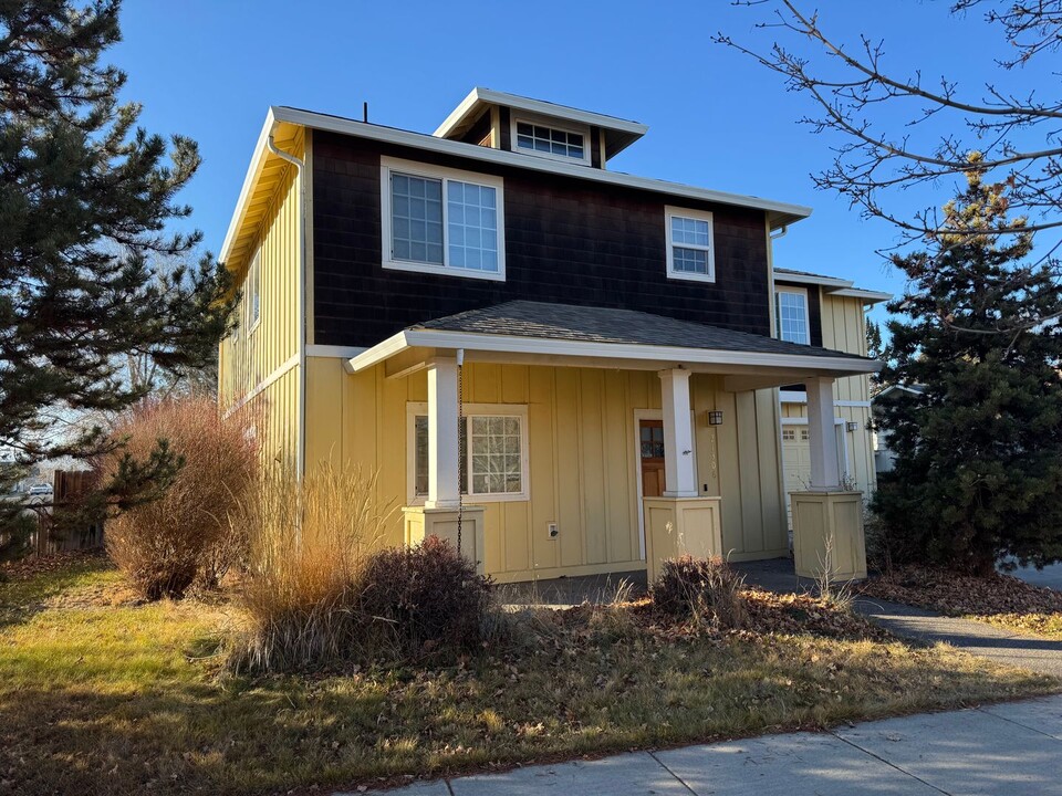 21306 Pecoraro Loop in Bend, OR - Building Photo