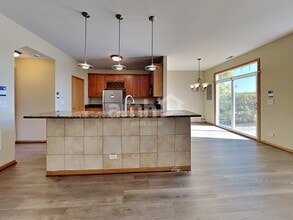 1979 Cobblestone Dr in Carpentersville, IL - Building Photo - Building Photo