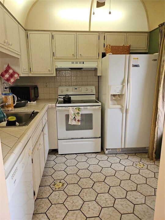 5121 W Oakland Park Blvd in Lauderdale Lakes, FL - Building Photo