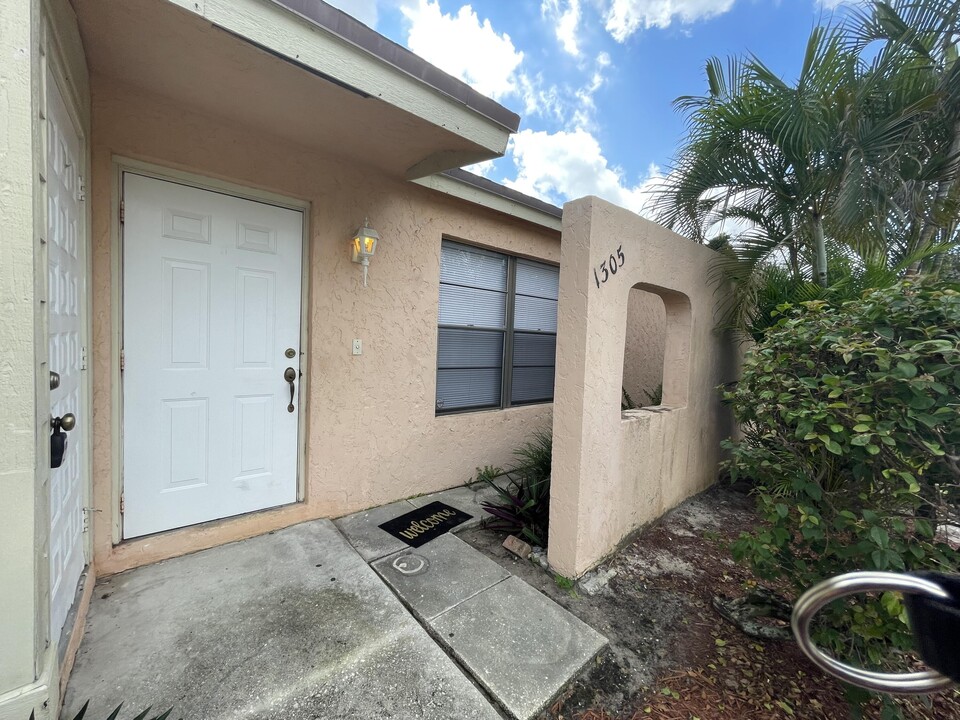 1305 Hempstead St in Wellington, FL - Building Photo