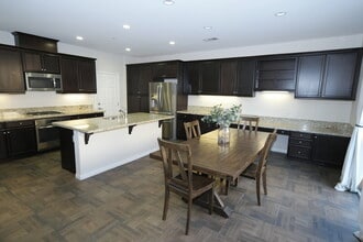 13373 Shoreham Dr in Moorpark, CA - Foto de edificio - Building Photo