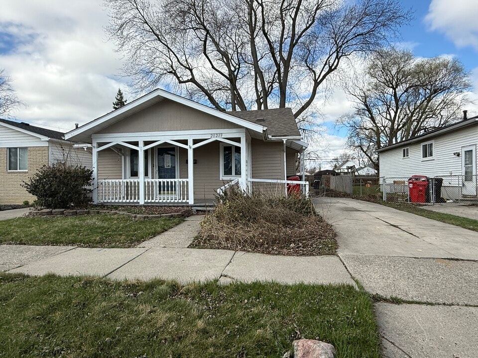 28219 Felician St in Roseville, MI - Building Photo