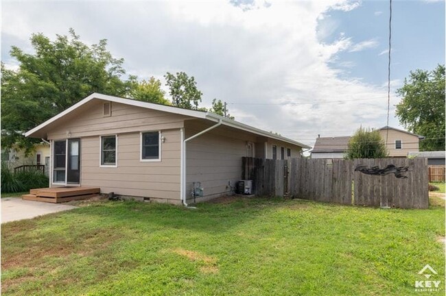property at 2807 W Maxwell Ave