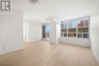 60-760 St Clair Ave W in Toronto, ON - Building Photo - Building Photo