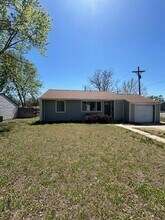 815 W 21st Ave in Hutchinson, KS - Building Photo - Building Photo