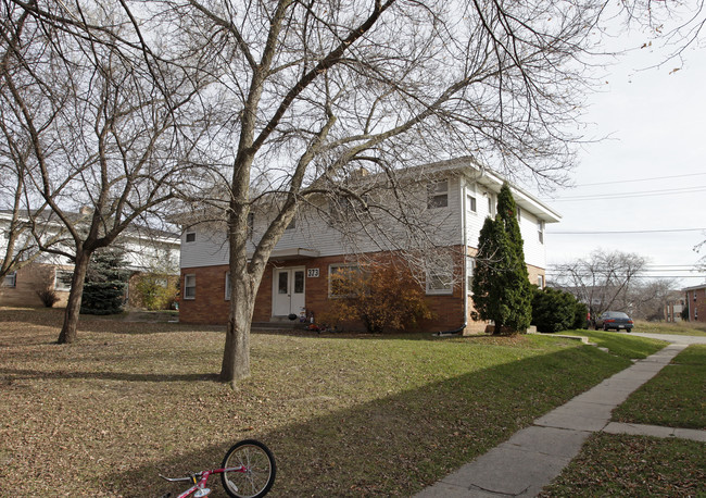 373 Dodie Dr in Waukesha, WI - Foto de edificio - Building Photo