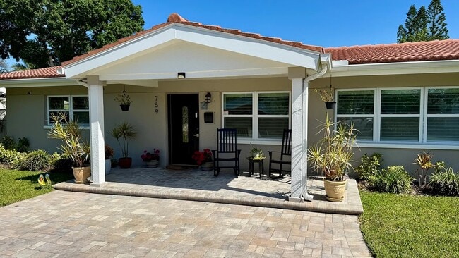 759 41st Ave NE in St. Petersburg, FL - Foto de edificio - Building Photo