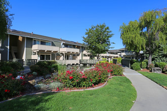 Lakeview Apartments in Fremont, CA - Foto de edificio - Building Photo