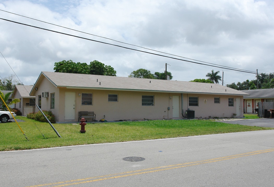 1840-1850 SW 24th St in Fort Lauderdale, FL - Building Photo