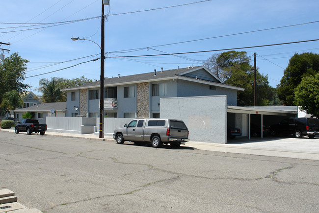 221 N 8th St in Santa Paula, CA - Building Photo - Building Photo