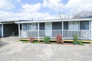 123 Stavena Rd in Wharton, TX - Building Photo