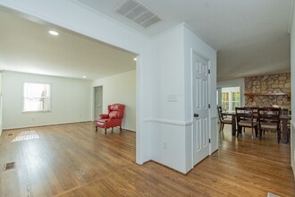 1060 Kerner Rd in Kernersville, NC - Foto de edificio - Building Photo